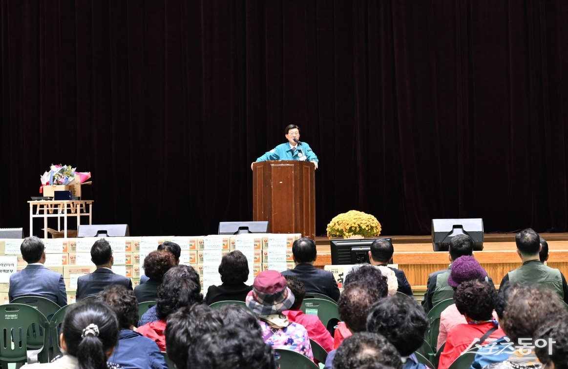 부산 기장군이 지난 21일 기장실내체육관에서 ‘2024년 장애인복지증진대회’를 개최한 가운데 정종복 군수가 인사말을 하고 있다. (사진제공=부산 기장군)