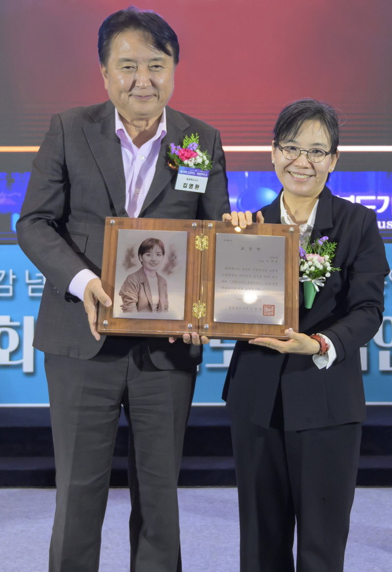 이주연 피죤 대표(오른쪽)와 김영환 충북 도지사. 사진제공｜피죤