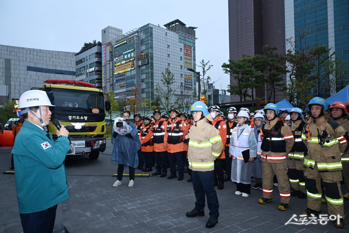 백경현 시장(윈쪽)이 지난 22일 8호선 구리역에서 구리시와 유관기관 합동으로 복합 재난대응 역량강화를 위한 ‘2024년 재난대응 안전한국훈련을 지시 하고 있다.  사진제공ㅣ구리시