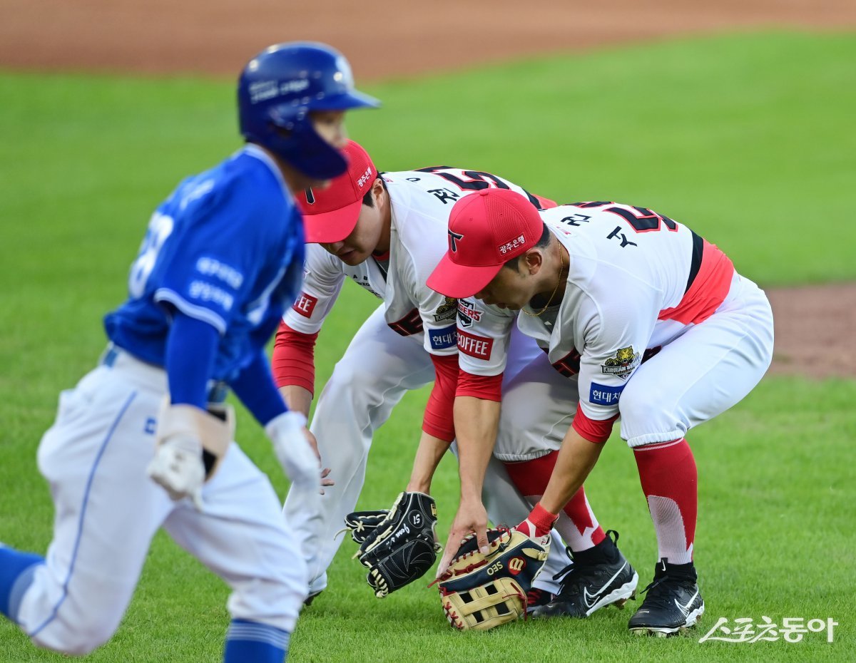 23일 광주기아챔피언스필드에서 열린 ‘2024 신한 SOL 뱅크 KBO리그’ 삼성 라이온즈와 KIA 타이거즈의 한국시리즈 1차전 서스펜디드 경기에서 7회초 무사 1루 삼성의 번트 때 KIA 전상현과 서건창이 볼을 향해 손을 뻗고 있다.

				광주 ｜ 주현희 기자 teth1147@donga.com