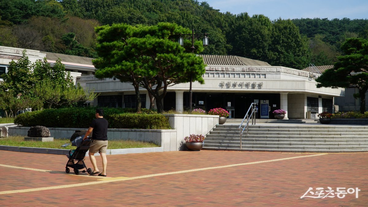 국립부여박물관 전경. 94년의 역사를 지닌 유서깊은 곳이지만 규모는 아담한 편이다                                                         부여｜김재범 기자 oldfield@donga.com