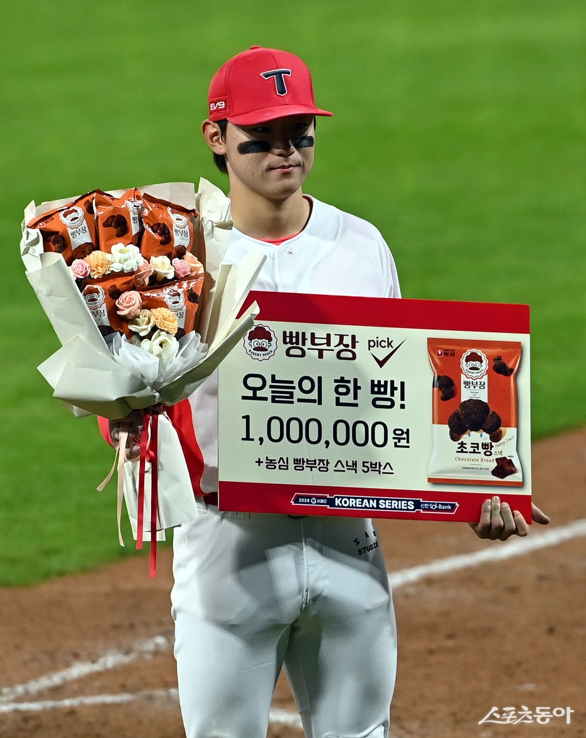 23일 광주 KIA챔피언스필드에서 ‘2024 신한 SOL 뱅크 KBO리그’ KIA 타이거즈와 삼성 라이온즈의 한국시리즈 2차전 경기가 열렸다. KIA가 삼성을 상대로 8-3 승리를 거두며 2연승을 기록한 후 오늘의 한 빵!을 수상한 김도영이 기념촬영을 하고 있다.

				광주 ｜ 김민성 기자 marineboy@donga.com