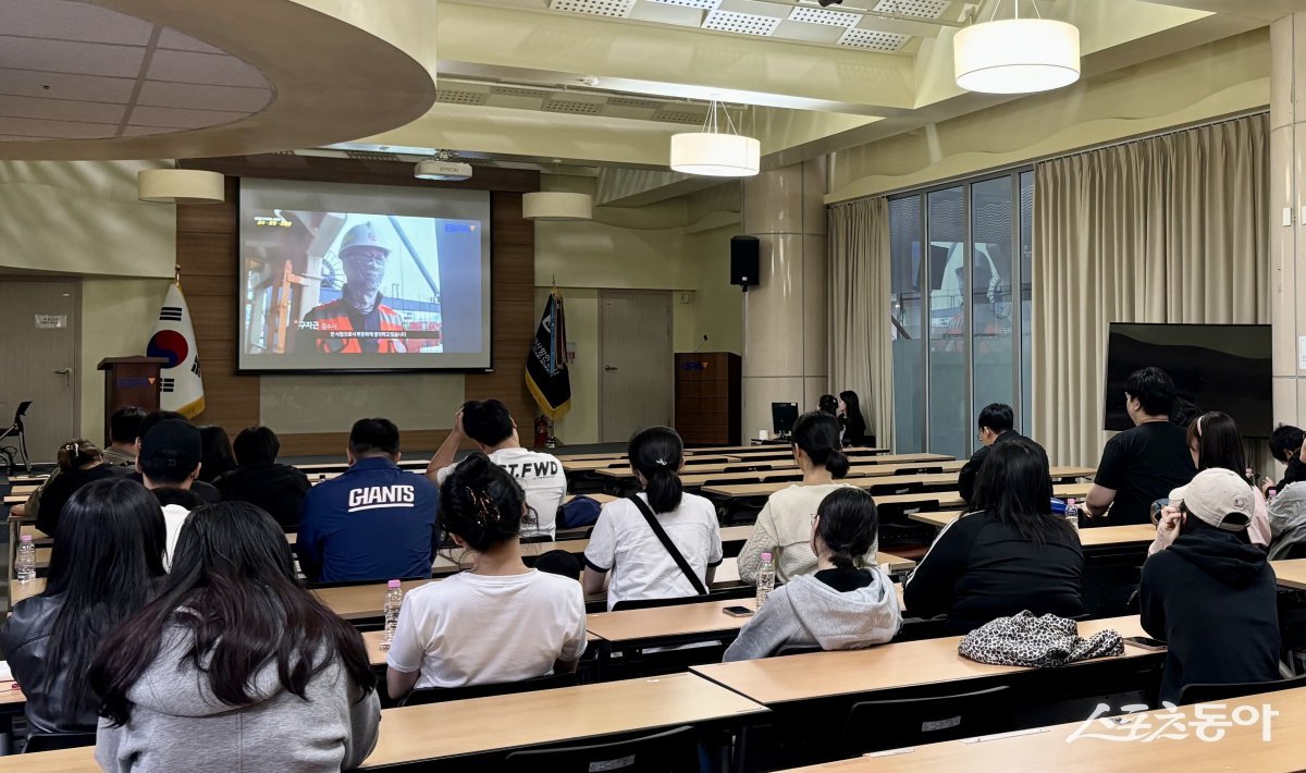 부산항만공사가 24일 지역 내 18~34세 청년 등 80여명을 대상으로 교육 기부 프로그램을 진행하고 있는 모습. (사진제공=부산항만공사)