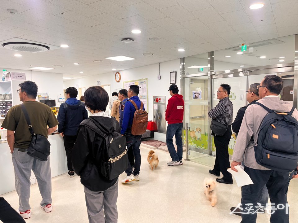 지난 24일 대만 수의사회 회원 등 12명이 반려마루 여주를 방문하여 유기동물 입양시설 견학과 반려동물 문화교육 살펴보고있다.  사진제공ㅣ경기도북부청