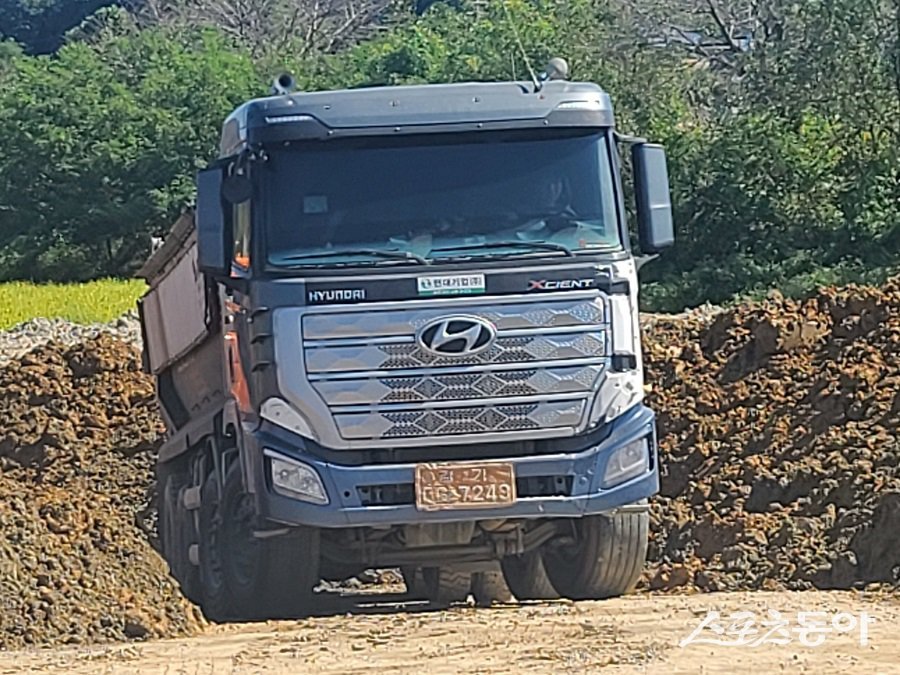 화성시 팔탄면에 위치한 현대기업이 폐기물을 농지와 임야에 불법 매립하고 있다. 사진｜장관섭 기자