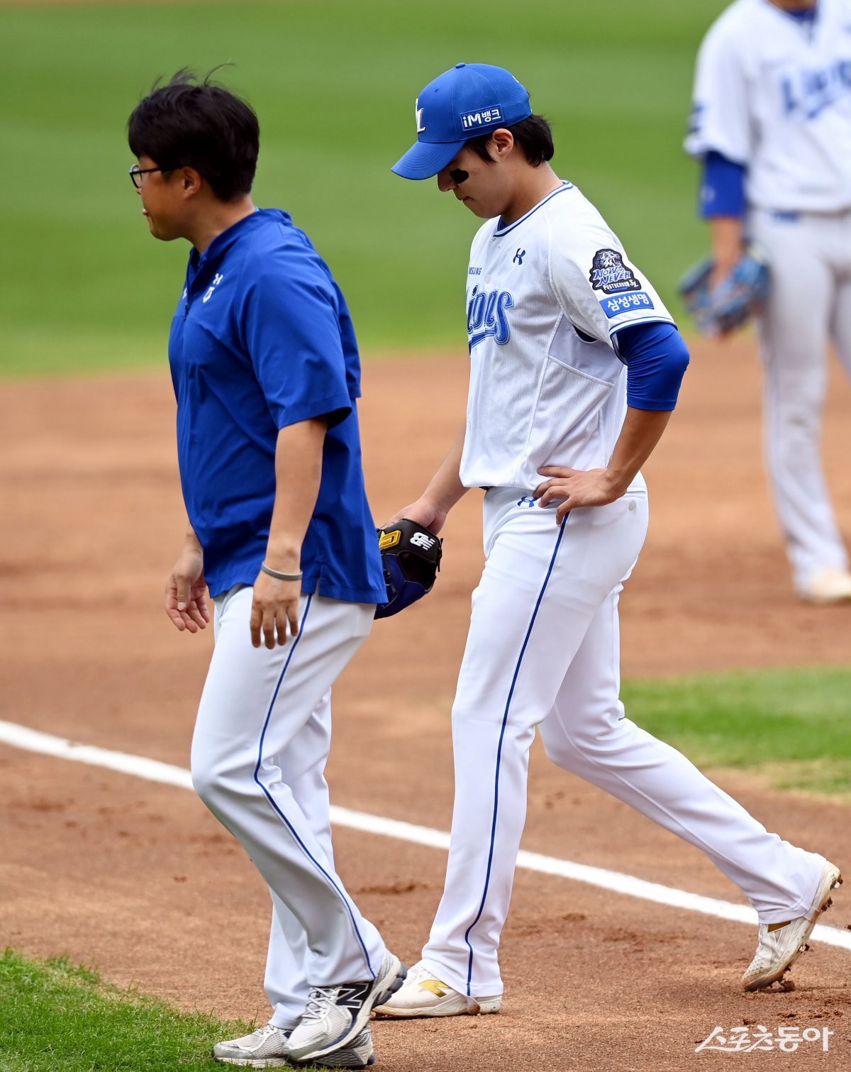 26일 대구 삼성라이온즈파크에서 ‘2024 신한 SOL 뱅크 KBO리그’ 삼성 라이온즈와 KIA 타이거즈의 한국시리즈 4차전 경기가 열렸다. 3회초 1사 만루에서 삼성 선발 원태인이 교체되고 있다.

				대구 ｜ 김민성 기자 marineboy@donga.com