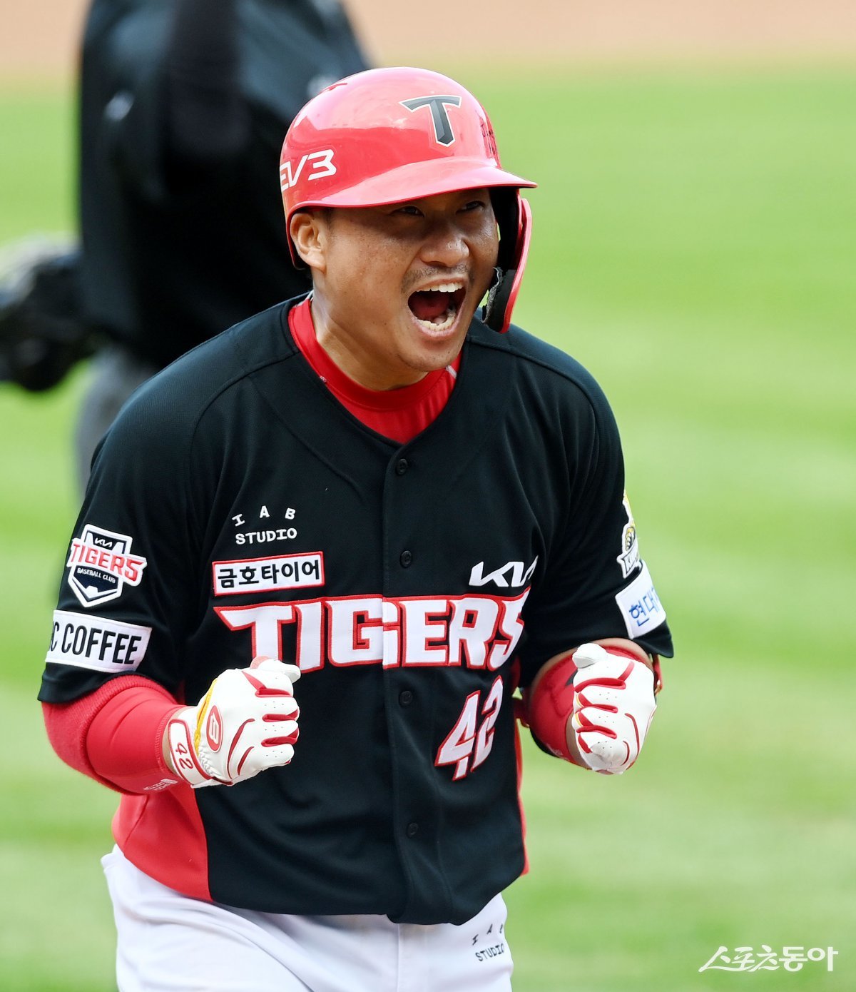 26일 대구 삼성라이온즈파크에서 ‘2024 신한 SOL 뱅크 KBO리그’ 삼성 라이온즈와 KIA 타이거즈의 한국시리즈 4차전 경기가 열렸다. 3회초 2사 만루에서 KIA 김태군이 그랜드슬램을 쏘아 올린 후 환호하고 있다.

				대구 ｜ 김민성 기자 marineboy@donga.com