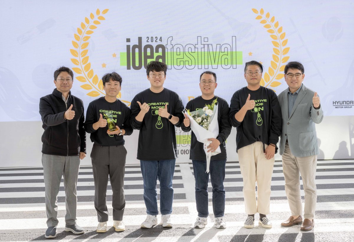  현대차·기아 R&D본부장 양희원 사장(맨 오른쪽)과 연구개발지원사업부장 권오성 상무(맨 왼쪽)가 대상을 수상한 ‘EAI’팀과 기념 촬영하고 있다.  사진제공 ｜현대차