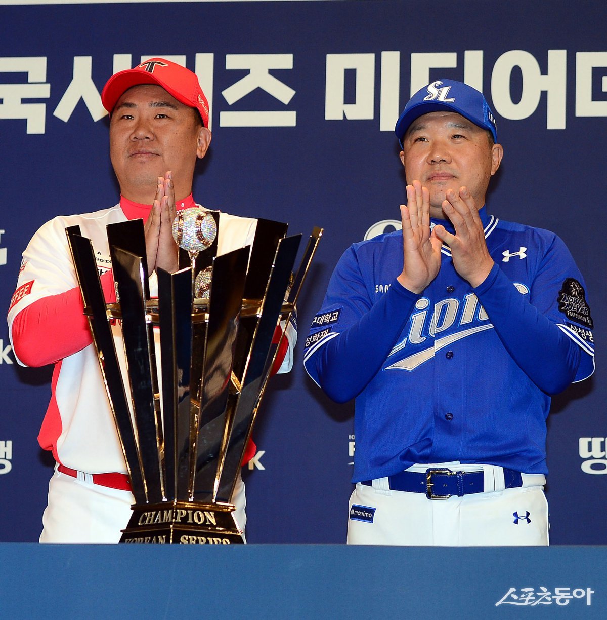 20일 광주 라마다플라자 충장호텔에서 열린 ‘2024 한국시리즈 미디어데이’에 참석한 KIA 이범호 감독(왼쪽)과 삼성 박진만 감독. 광주｜김민성 기자 marineboy@donga.com