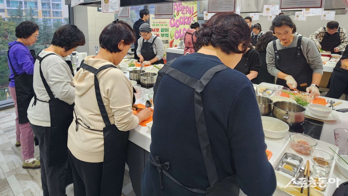 부산 해운대구가 지난 22일 ‘서로같이 나눔부엌-솔로의 외출’ 프로그램을 진행하고 있는 모습. (사진제공=부산 해운대구)