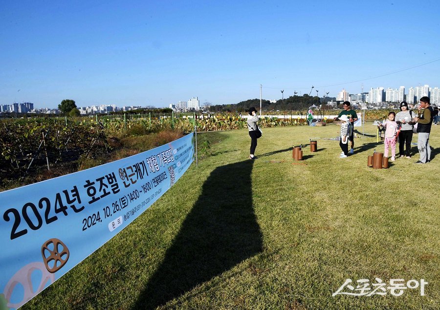 지난 26일, ‘가족과 함께하는 호조벌 연근 캐기 체험 행사’ 모습. 사진제공｜시흥시청 