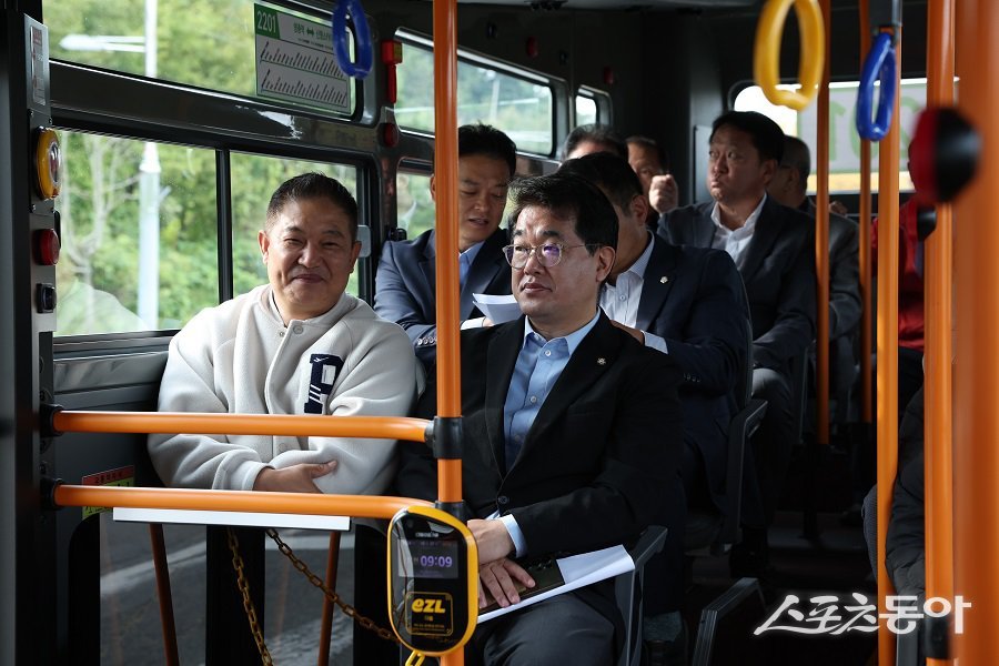 배준영 국회의원(인천 중구·강화군·옹진군)은 27일, 오전 영종공영버스차고지에서 영종역과 하늘도시를 직결하는 2201번 버스 시승식에 참여했다. 사진제공｜배준영 국회의원