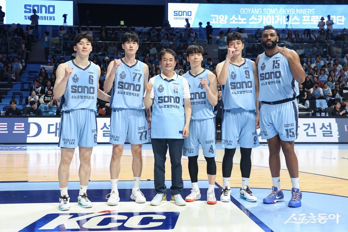 고양 소노와 창원 LG 경기전 “시투하는 이동환 고양특례시장”(윈쪽 세번째). 사진제공ㅣ고양시