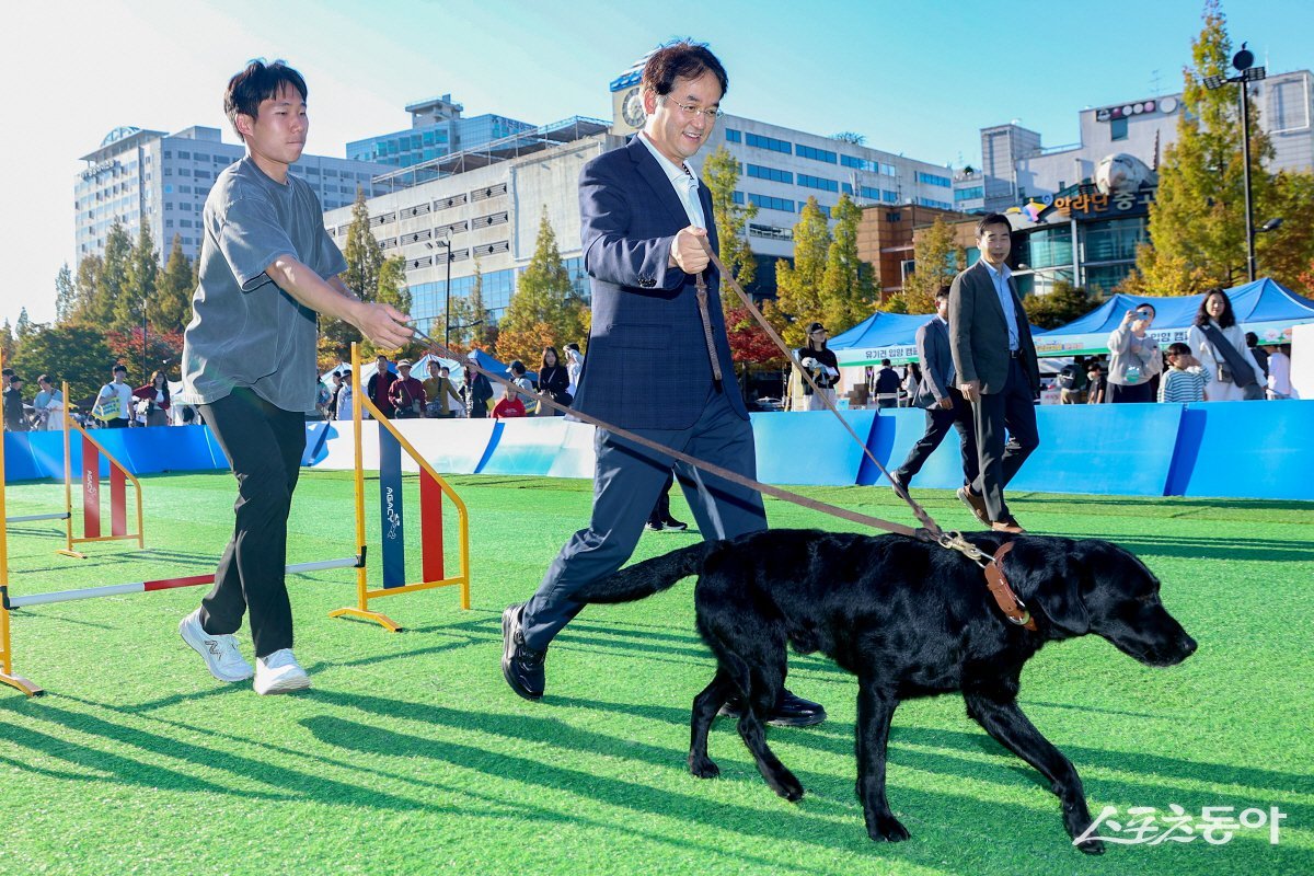 이동환 고양시장(윈쪽 두번째)이 ‘2024 고양 동물교감치유 문화제’ 참석하고 있다. 사진제공ㅣ고양시