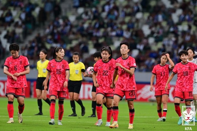 여자축구대표선수들이 26일 도쿄국립경기장에서 일본에 0-4로 패한 뒤 아쉬워하고 있다. 사진제공｜대한축구협회