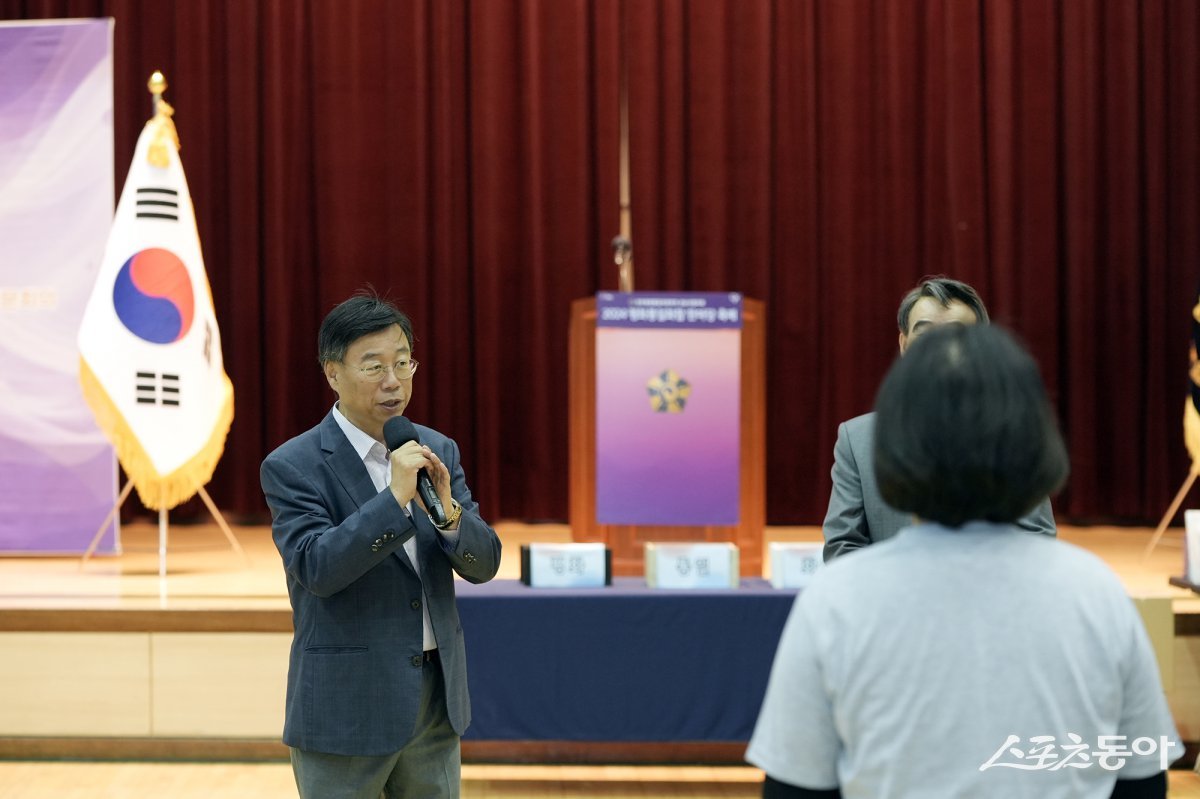 신상진 성남시장(윈쪽)은 26일 오후 12시 성남종합운동장 다목적체육관에서 개최한 ‘민주평화통일자문회의 평화통일화합 한마당 축제’에 참석하여 축사를 하고 있다.  사진제공ㅣ성남시