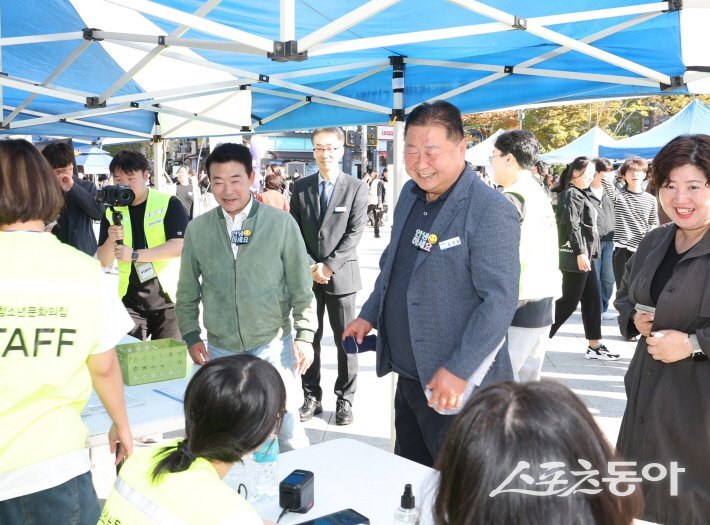 김경일 파주시장(오른쪽 두번째)이 ‘청소년 문화거리 축제’에서 주민과 대화를 나누고 있다. 사진제공ㅣ파주시