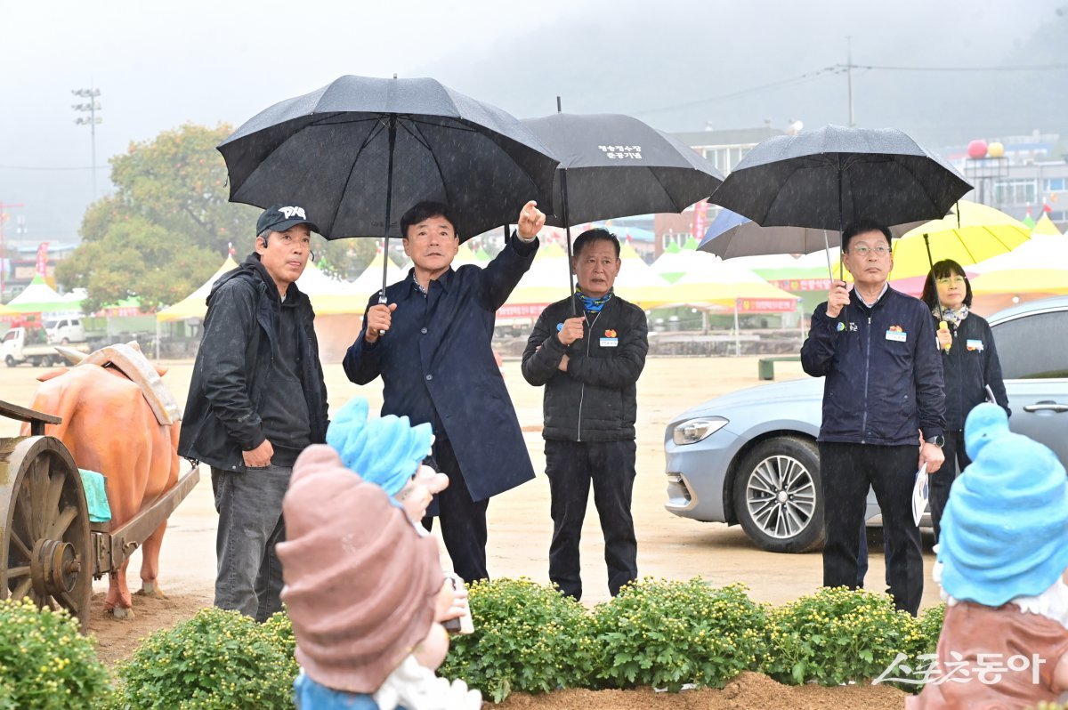 윤경희 청송군수가 청송사과축제장을 현장점검 하고 있다./사진=청송군