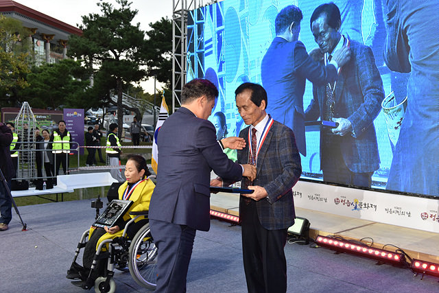 이학수 시장(왼쪽)이  안정남 회장에게 애향봉사장을 수여하고 있다.  안 회장은 지역사회와 취약계층을 위해 지속적인 봉사와 나눔 활동을 해온 노력한 공로로 애향봉사장을 수상했다.