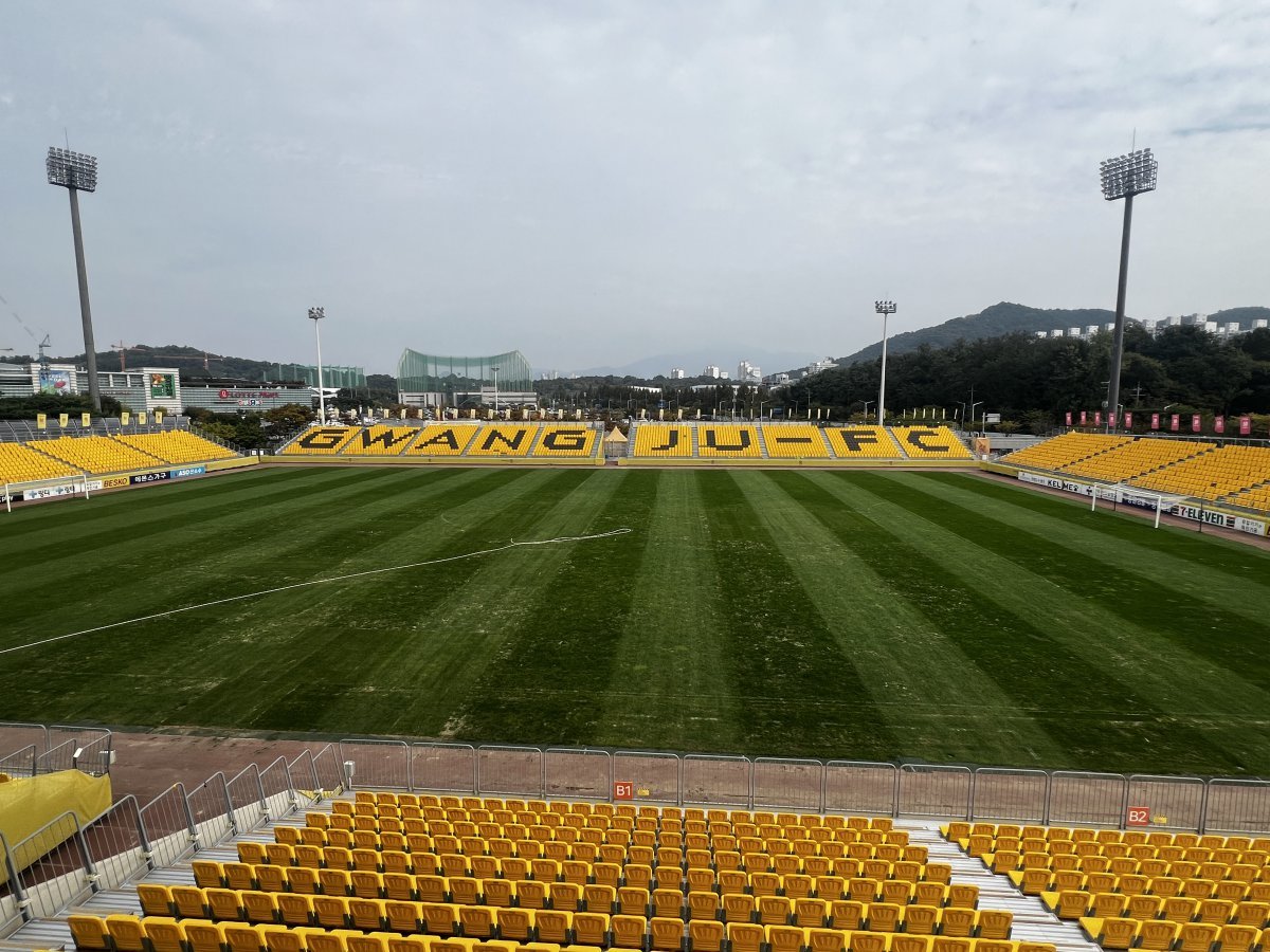 광주FC는 최근 홈구장인 광주축구전용경기장에 152평 이상의 새 잔디를 보식했다. ACLE를 치르는 광주월드컵경기장도 잔디 보수를 앞두고 있다. 28일 호스를 이용해 잔디 관리를 하는 광주축구전용경기장의 모습. 사진제공｜광주FC