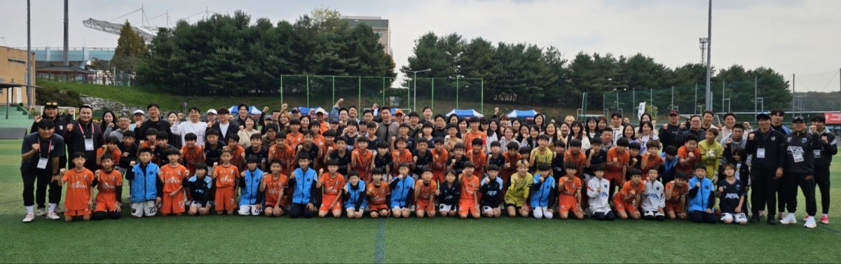 안양AFA U-12팀과 화성시 U-12팀의 선수들과 코치진, 학부모들이 경기 전 페어플레이를 다짐하며 기념촬영을 하고 있다. 사진제공｜안양AFA