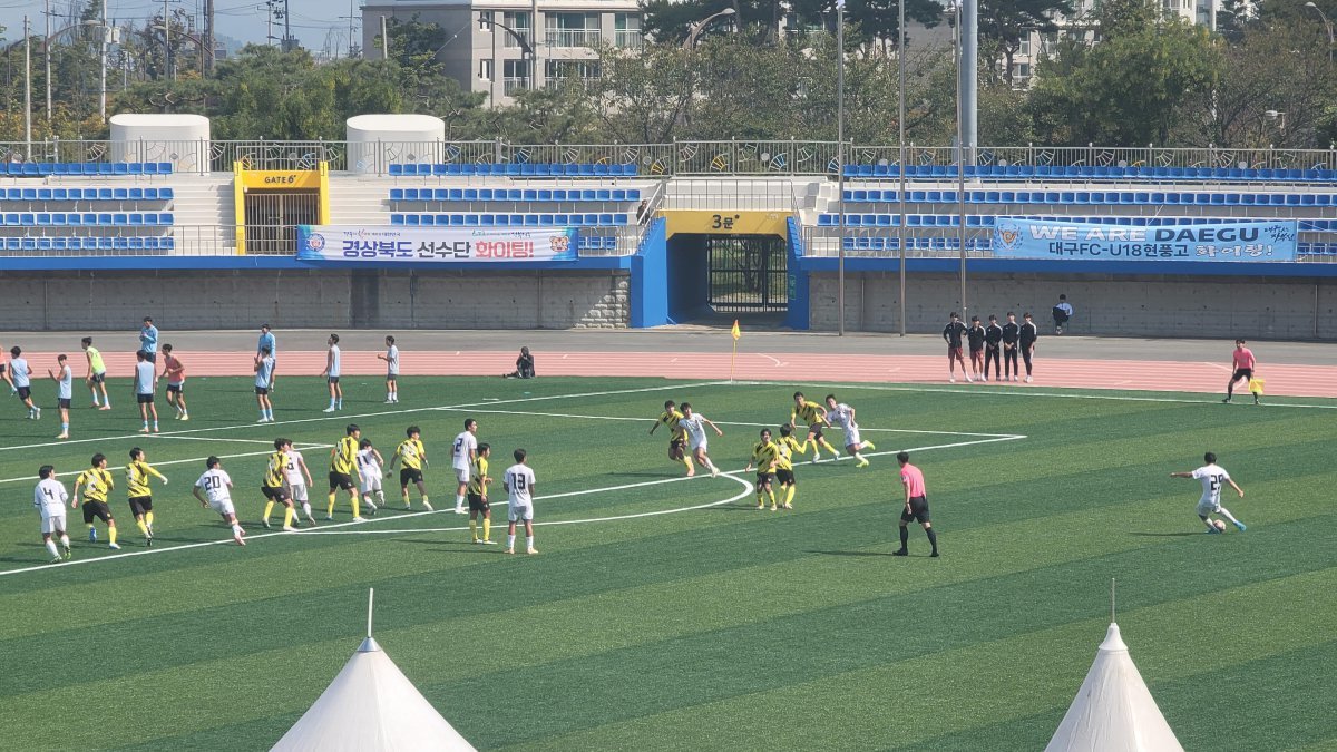 제105회 전국체육대회 축구 남자 고등부 경기에서 부산 대표로 출전한 동래고가 선전하고 있다. 사진 ㅣ박지후