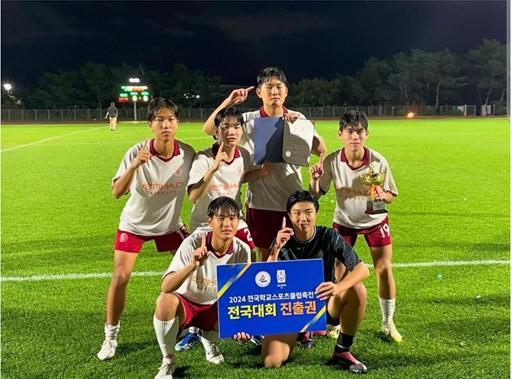 대현고 축구부원들이 지난 6일 마친 울산광역시교육감배학교스포츠클럽축구대회에서 우승을 차지한 뒤 트로피와 전국대회 진출권을 들고 기뻐하고 있다. 사진제공 ㅣ 대현고