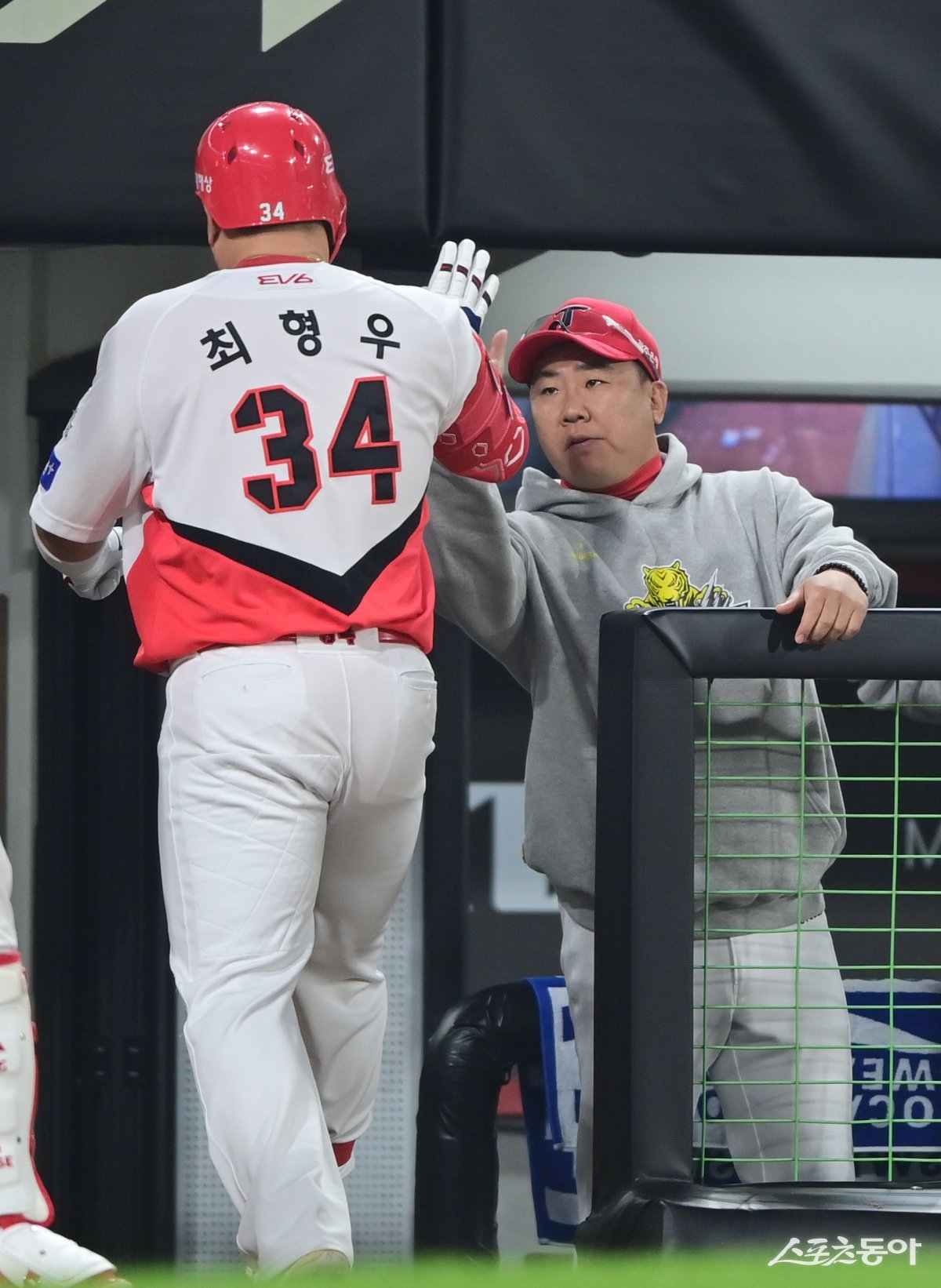 28일 광주기아챔피언스필드에서 열린 ‘2024 신한 SOL 뱅크 KBO리그’ 삼성 라이온즈와 KIA 타이거즈의 한국시리즈 5차전 경기에서 5회말 무사 KIA 최형우가 우월 솔로 홈런을 친 후 이범호 감독의 축하를 받고 있다.

				광주 ｜ 주현희 기자 teth1147@donga.com