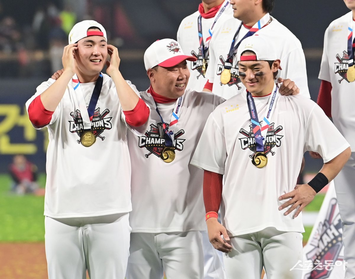 28일 광주기아챔피언스필드에서 열린 ‘2024 신한 SOL 뱅크 KBO리그’ 삼성 라이온즈와 KIA 타이거즈의 한국시리즈 5차전 경기에서 4승 1패로 한국시리즈에 우승한 KIA 이범호 감독이 정해영, 김도영이 이야기를 하고 있다.

				광주 ｜ 주현희 기자 teth1147@donga.com