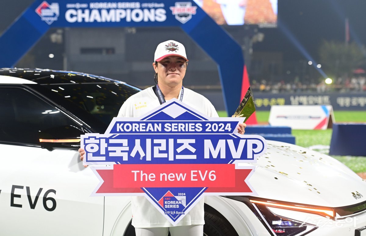 28일 광주기아챔피언스필드에서 열린 ‘2024 신한 SOL 뱅크 KBO리그’ 삼성 라이온즈와 KIA 타이거즈의 한국시리즈 5차전 경기에서 4승 1패로 한국시리즈에 우승한 KIA 김선빈이 한국시리즈 MVP 트로피를 들고 있다.

				광주 ｜ 주현희 기자 teth1147@donga.com