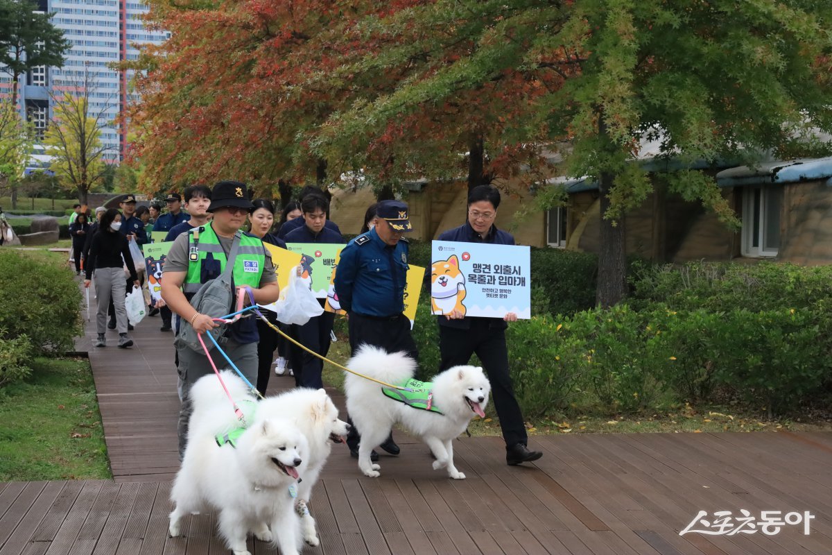 부산시설공단이 지난 29일 시민공원 전역에서 부산자치경찰위원회가 운영하는 반려견 순찰대·경찰관들과 함께 ‘펫티켓’ 캠페인을 진행하고 있다. (사진제공=부산시설공단)