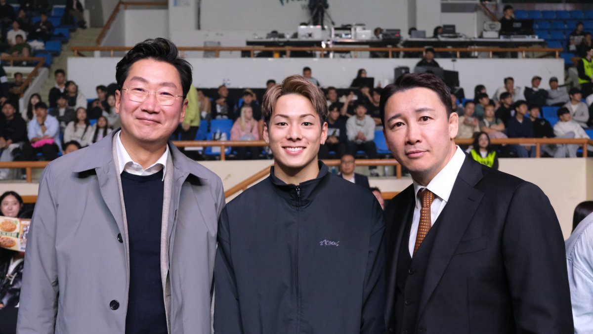 일본 축구선수 미우라 카즈요시의 아들 미우라 코타(가운데)가 27일 치악체육관에서 열린 ‘원주 종합격투기(MMA) 스포츠 페스티벌-굽네 로드FC 070’에서 원강수 원주시장(왼쪽), 정문홍 로드FC 회장과 사진촬영을 하고 있다. 사진제공｜로드FC 