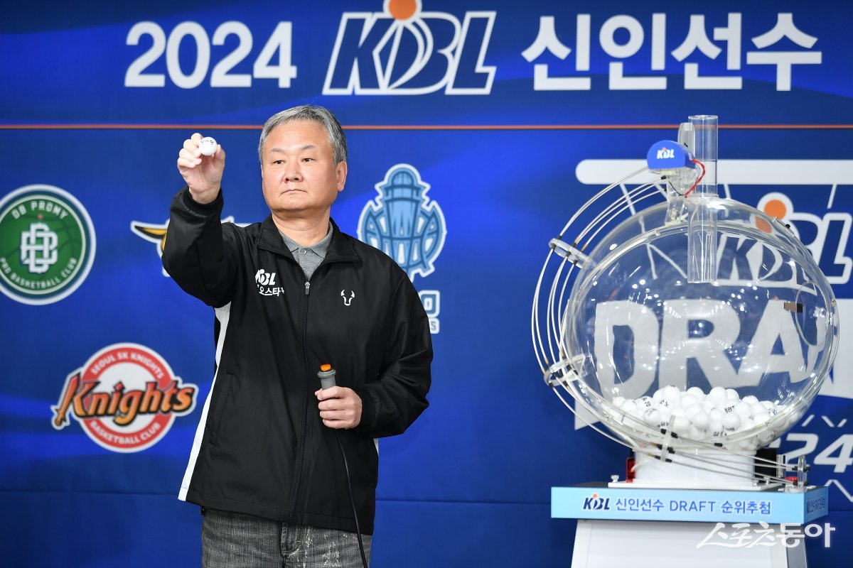 유재학 KBL 경기본부장이 30일 서울 강남구 KBL센터에서 열린 ‘2024 KBL 신인선수 드래프트’ 구단 순위 추첨 행사에서 정관장의 구슬을 보여주고 있다. 사진제공｜KBL