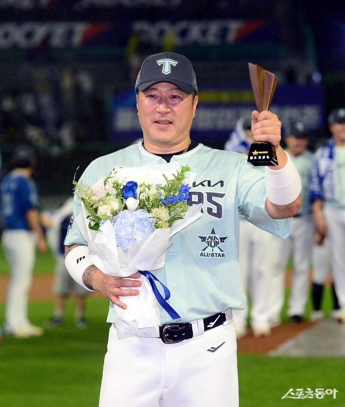 6일 인천 SSG랜더스필드에서 ‘2024 신한 SOL Bank KBO 올스타전’ 경기가 열렸다. 경기 종료 후 미스터 올스타를 수상한 최형우가 기념촬영을 하고 있다.

				인천 ｜ 김민성 기자 marineboy@donga.com