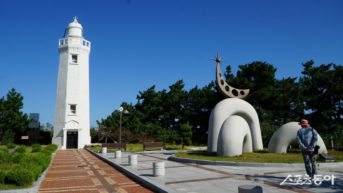 죽변의 해변 산책길 용의 꿈길을 걷다 만나게 되는 죽변등대.  1910년에 만든 울진서 가장 오래된 등대로 바닷길을 안내하는 역할을 하고 있는 ‘현역’이다.                                                             울진｜김재범 기자 oldfield@donga.com