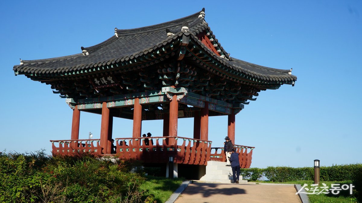 관동팔경의 하나인 망양정. 조선 숙종이 ‘관동제일루’라는 현판을 하사했던 정자로 문인 정철과 화가 정선 등 조선시대 예술가들이 글과 그림으로 극찬을 했던 명승지다                              울진｜김재범 기자 oldfield@donga.com