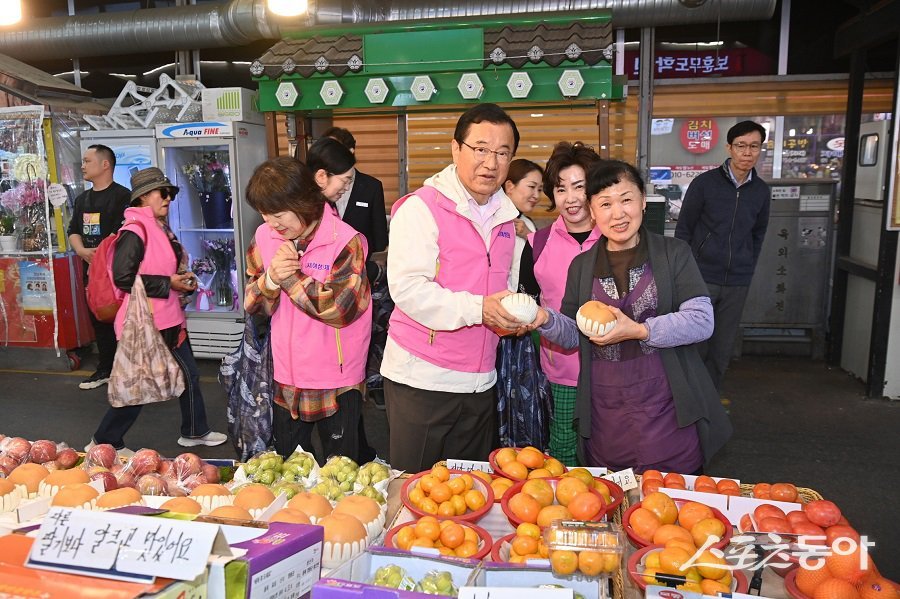 ‘전통시장 홍보맨’ 이현재 하남시장, 여성단체협의회와 상권 활성화 캠페인 모습. 사진제공｜하남시청