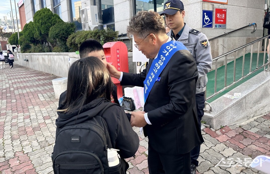 장세일 영광군수가 지난 30일 아동학대 인식개선을 위하여 영광우체국 사거리 일대에서 아동학대예방 캠페인을 실시하고 있는 모습. 사진제공=영광군