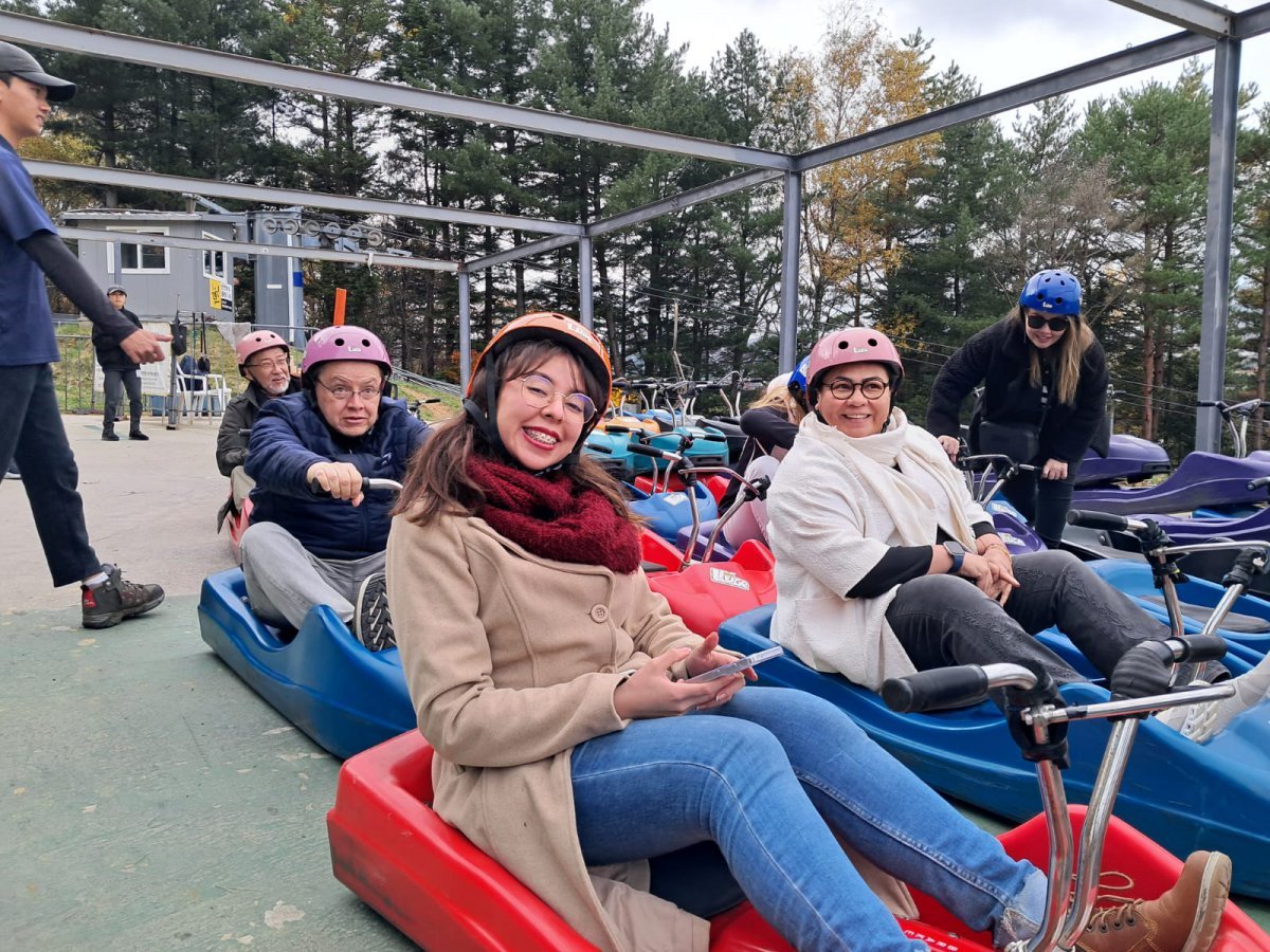 평창 용평리조트에서 루지를 체험하는 팸투어 참가자                                                                      사진제공｜한국관광공사