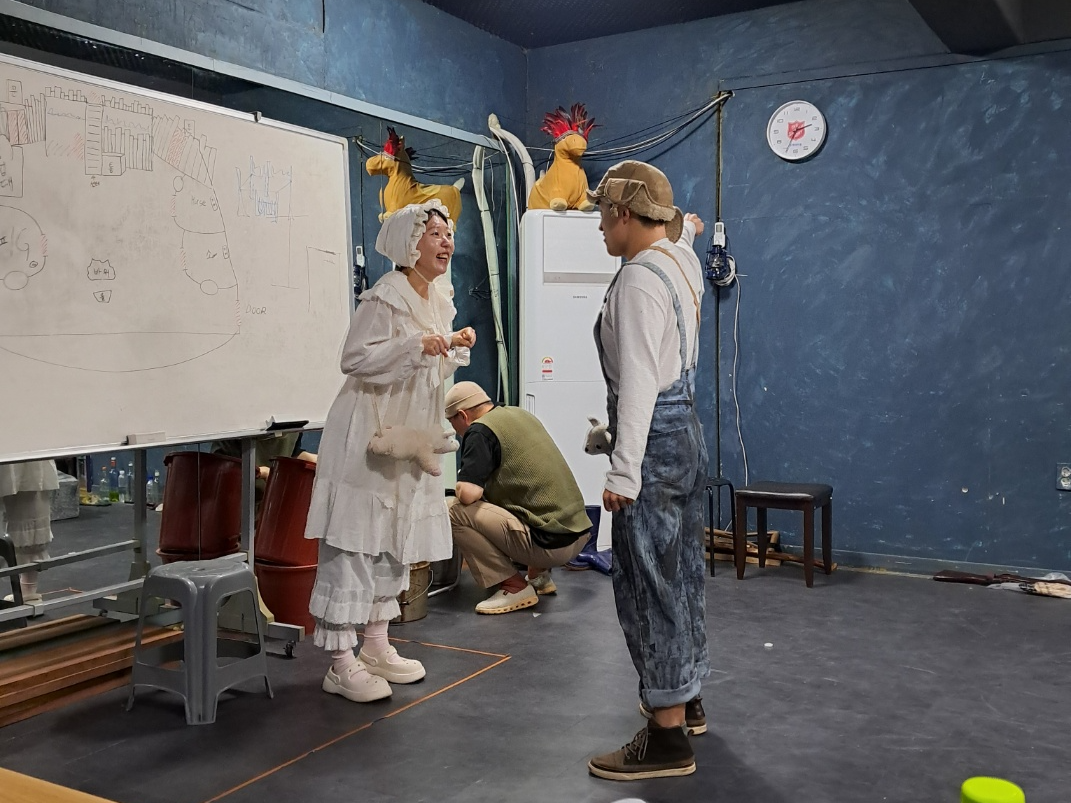 ‘A Very Simple Story’을 연습하고 있는 극단 ‘불’ 배우들