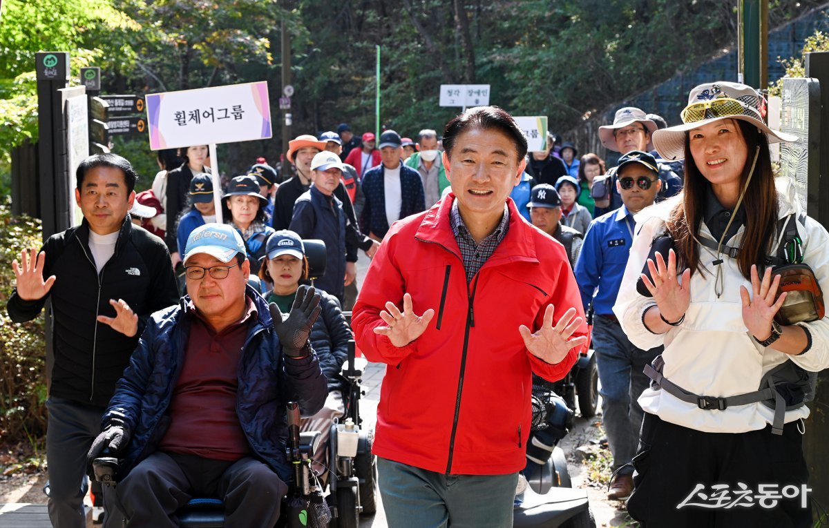 김동근 시장(앞줄 가운데)이 지난 2일 ‘제12회 의정부시 어울림 등반대회’에 참석해 시민들과 등반을 하고 있다.  사진제공ㅣ의정부시