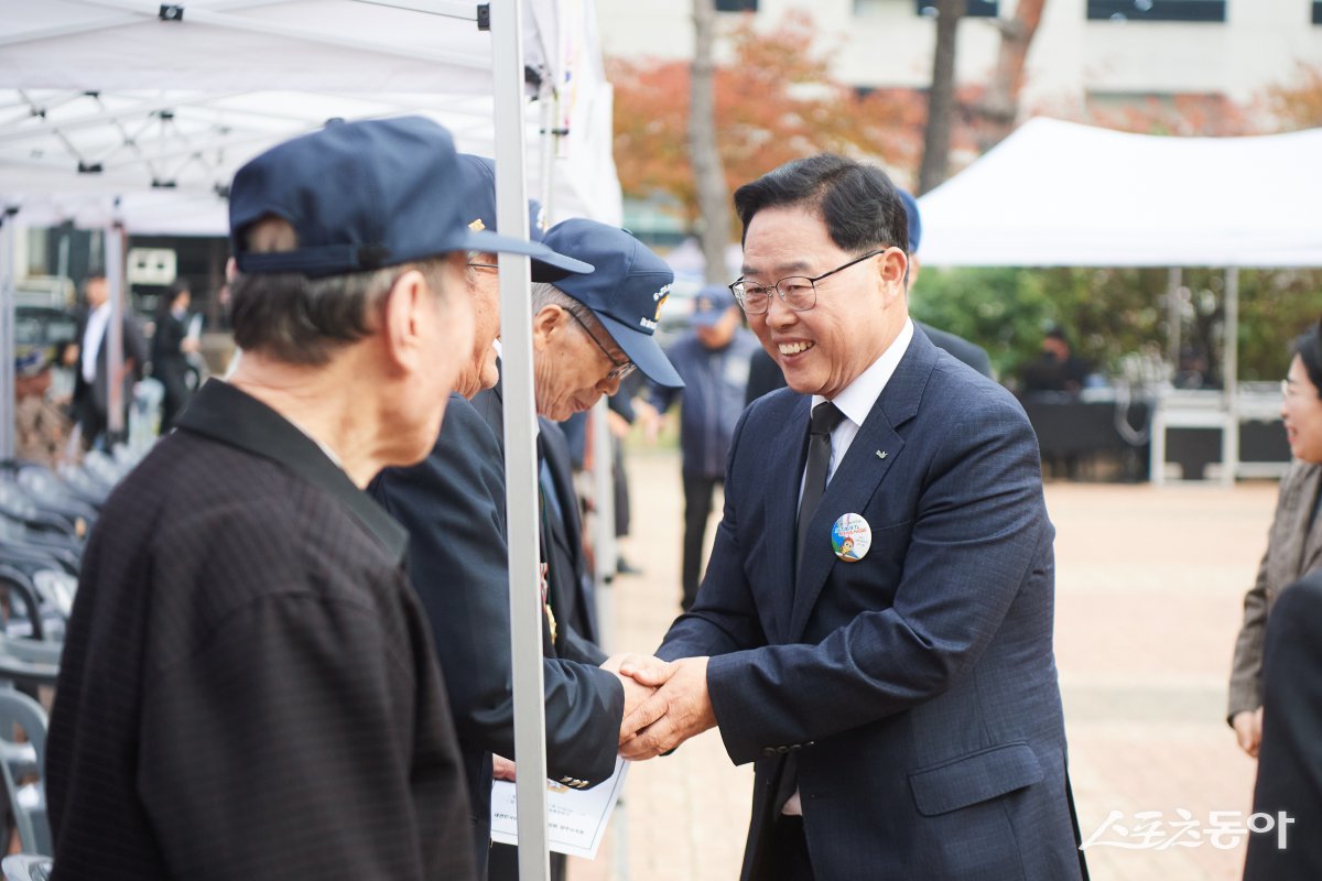 강수현 시장(오른쪽)이 지난 1일 고읍동 하늘물공원 6·25 참전유공자비 앞에서 참전용사들에게 환하게 웃으며 악수를 하고 있다. 사진제공ㅣ양주시