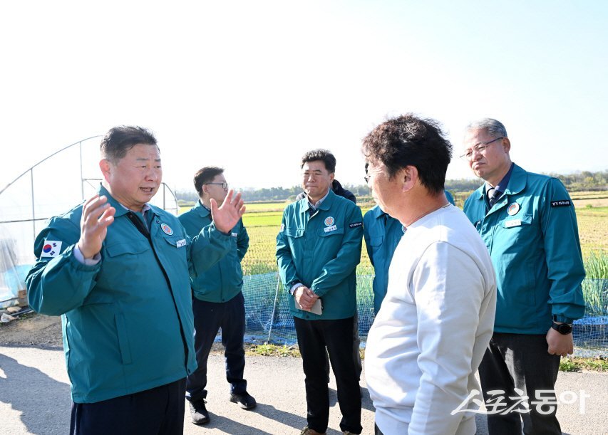 김경일 시장(윈쪽)이 지난달 31일 북한의 대남 확성기 소음방송으로 심각한 피해를 호소하고 있는 대성동 마을을 방문해 주민들의 피해 실상을 확인하고 있다. 사진제공ㅣ파주시