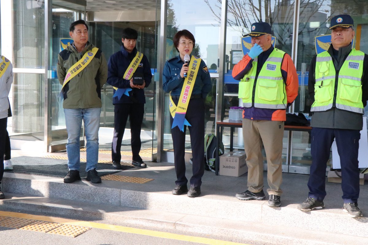 오미애 경찰서장(오른쪽 세번째)이 지난달 31일 경찰서 앞에서 구리경찰서 재향경우회와 함께 공동으로 아차산 둘레길 일대 범죄예방 합동 순찰에 격려사를 하고 있다. 사진제공ㅣ구리경찰서 재향경우회