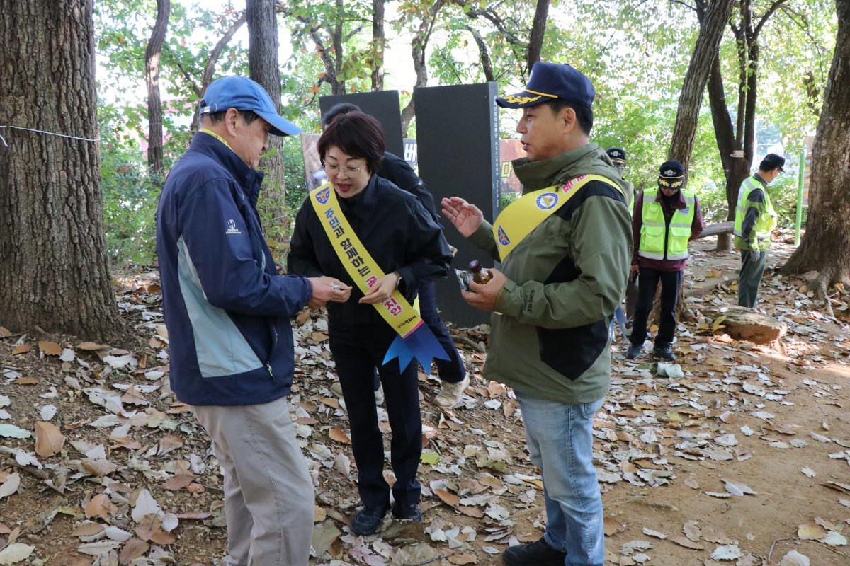 오미애 경찰서장(가운데)이 지난달 31일 구리경찰서 재향경우회와 함께 공동으로 아차산 둘레길 일대에서 시민에게 호신용 호루라기 배부하고 있다.  사진제공ㅣ구리경찰서 재향경우회