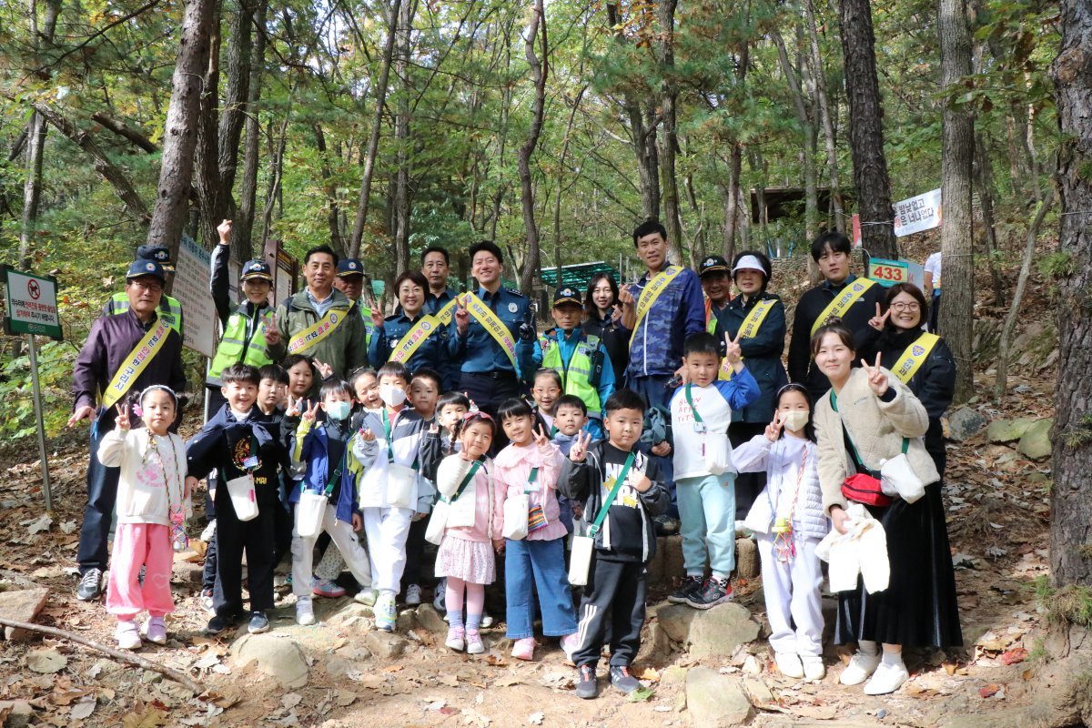 오미애 경찰서장과 유치원생들과 기념촬영 모습. 사진제공ㅣ구리경찰서 재향경우회