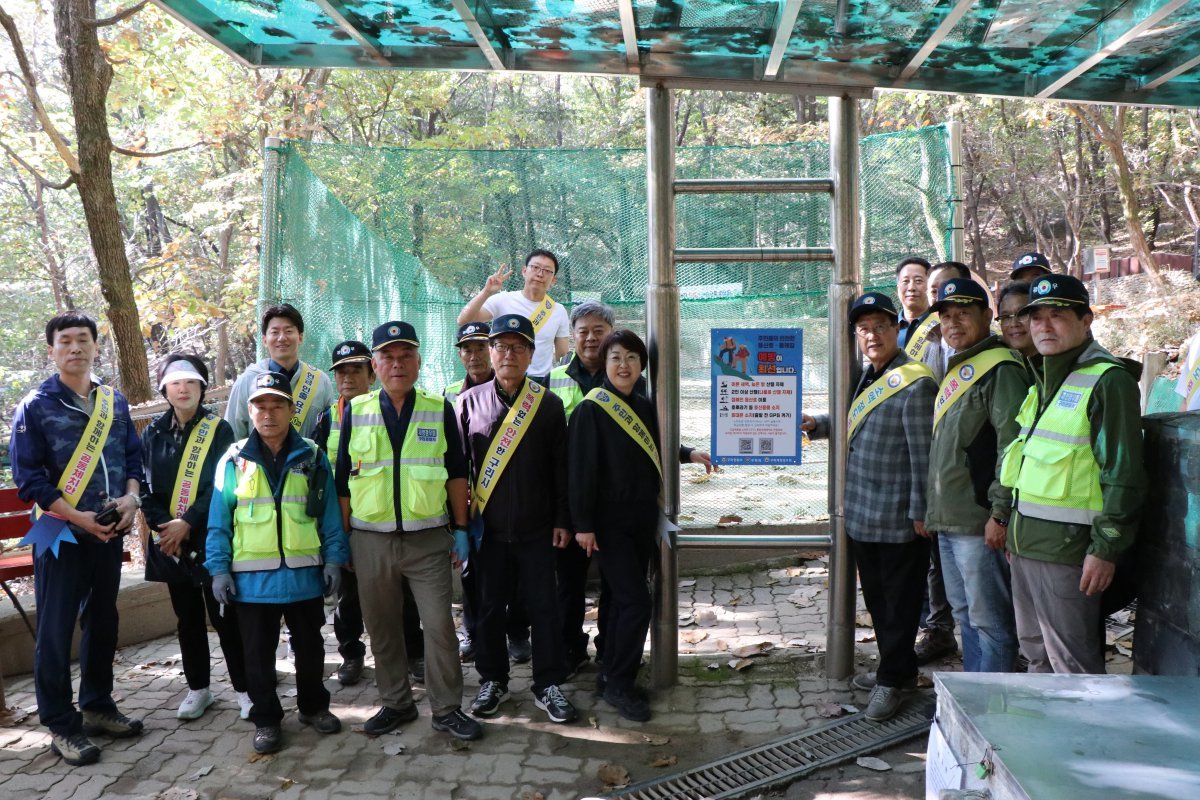 오미애 경찰서장과 과장들과 구리경우회 기념촬영 모습. 사진제공ㅣ구리경찰서 재향경우회