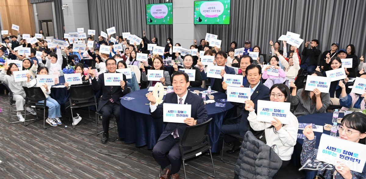 이재준 수원시장(가운데)이 협치정책축제 참가자들과 함께하고 있다. 사진제공｜수원시청