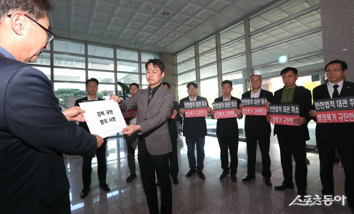 지난달 30일 신천지예수교회 관계자들이 경기도 수원시 소재 경기관광공사를 방문, 공사의 경기도 파주 임진각 평화누리 대관 취소 결정에 항의 서한을 전달하는 모습. (사진제공=신천지예수교회)