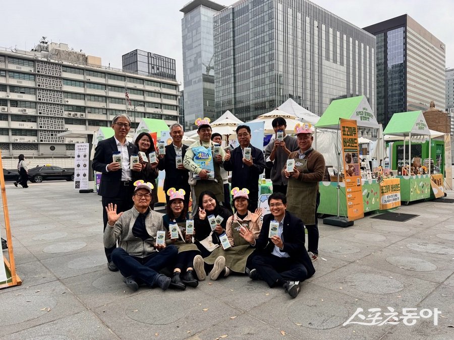 시흥시의 대표 농산물인 햇토미가 서울 시민들의 입맛을 사로잡으며 큰 인기를 얻고 있다. 사진제공｜시흥시청